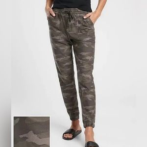 Athleta Camo Farallon Joggers in size 4
